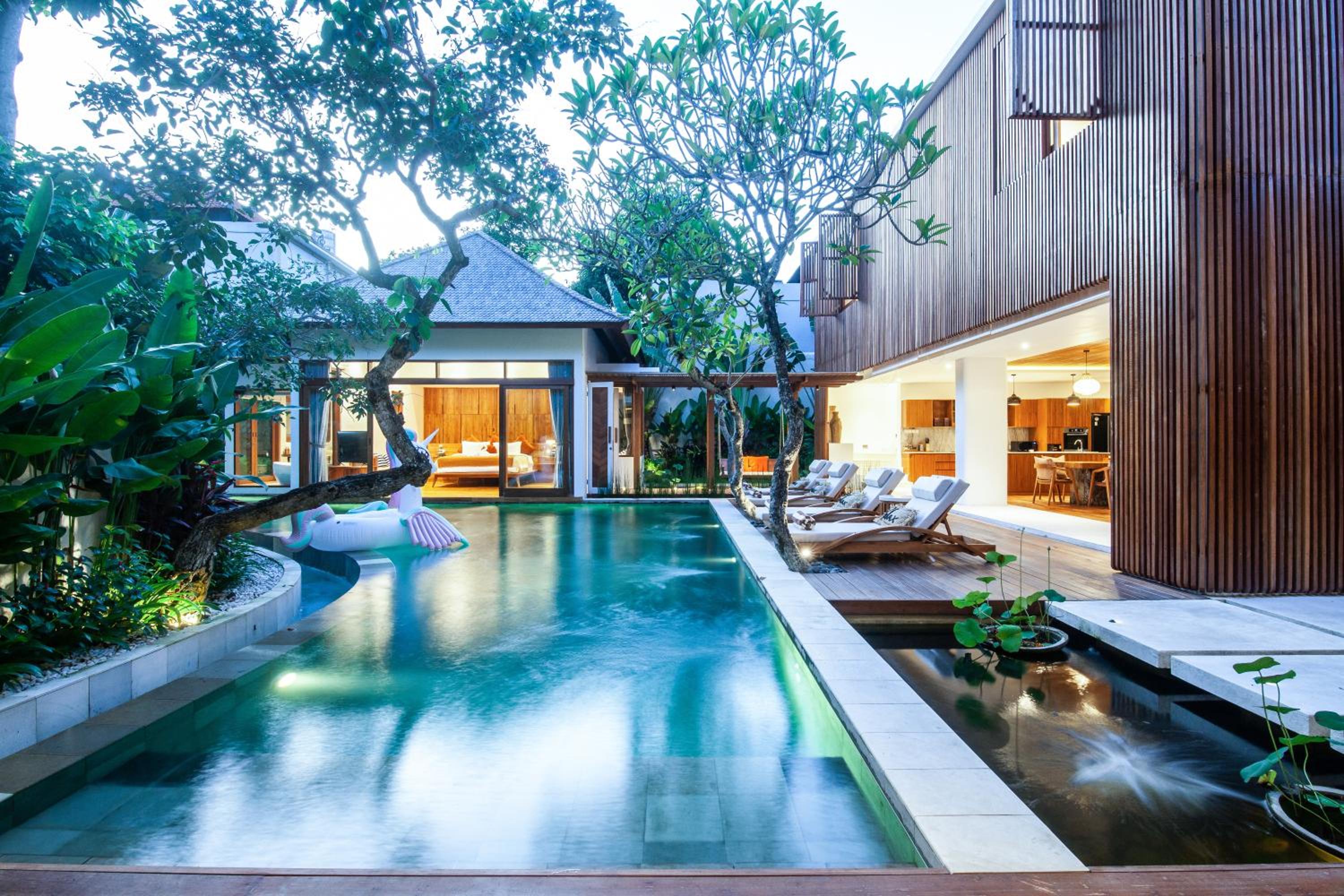 Payapaya Seminyak luxury vila 4 BR near beach potato head