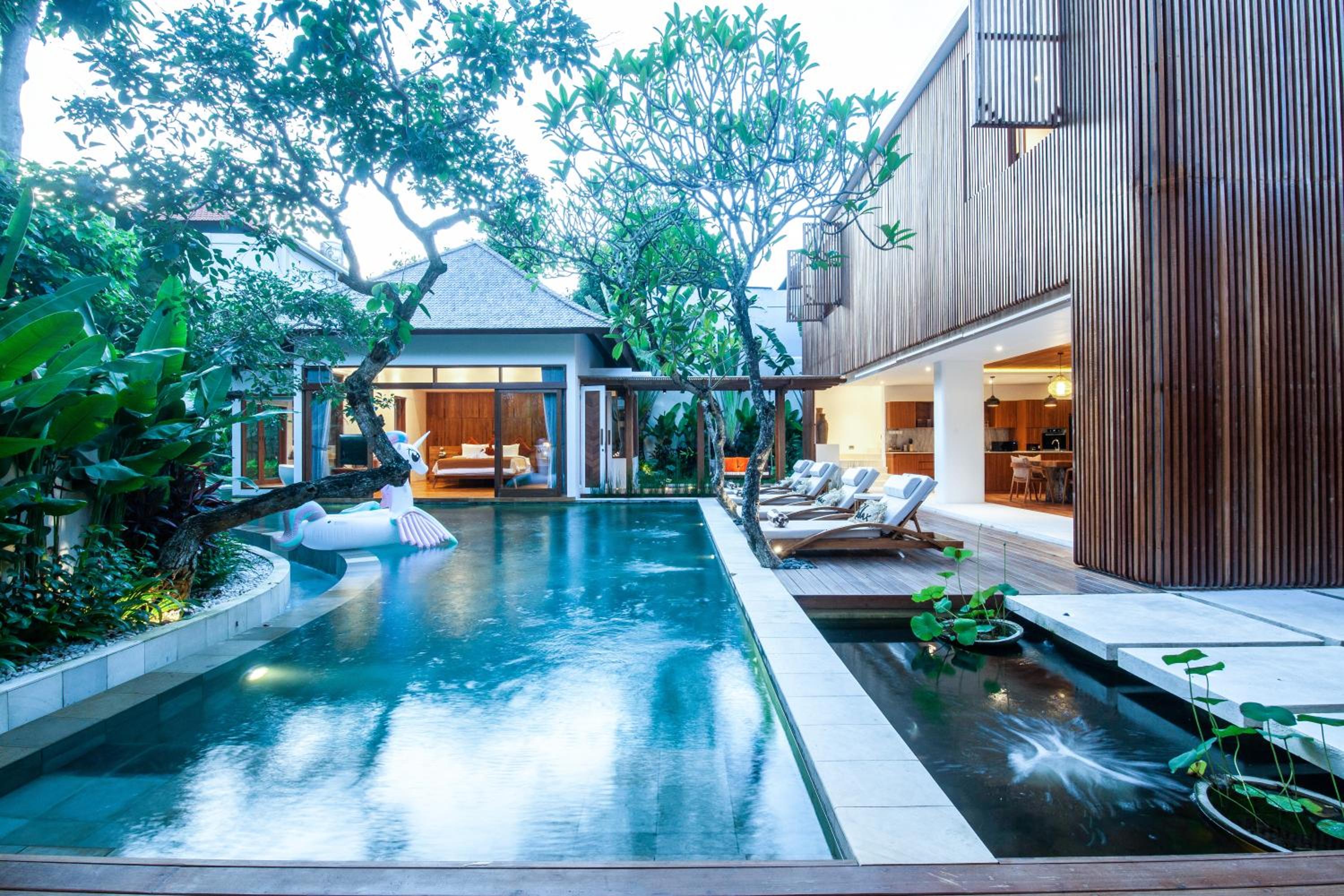 Payapaya Seminyak luxury vila 4 BR near beach potato head