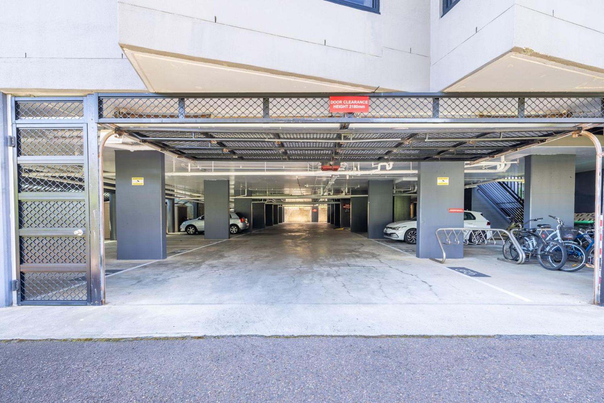 Florentine 13, 11 Columbia Close -fabulous unit with air con, wifi, pool, lift and waterviews