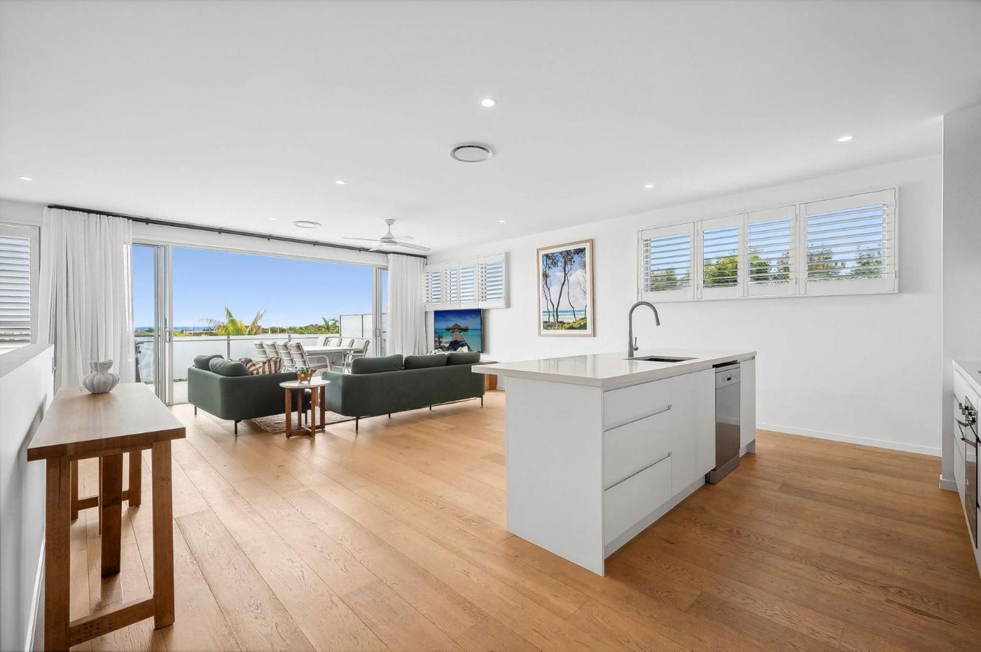 Beautiful Three-Story Villa footsteps to the Beach