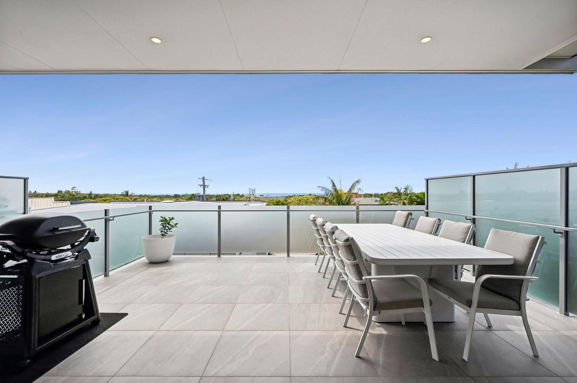 Beautiful Three-Story Villa footsteps to the Beach