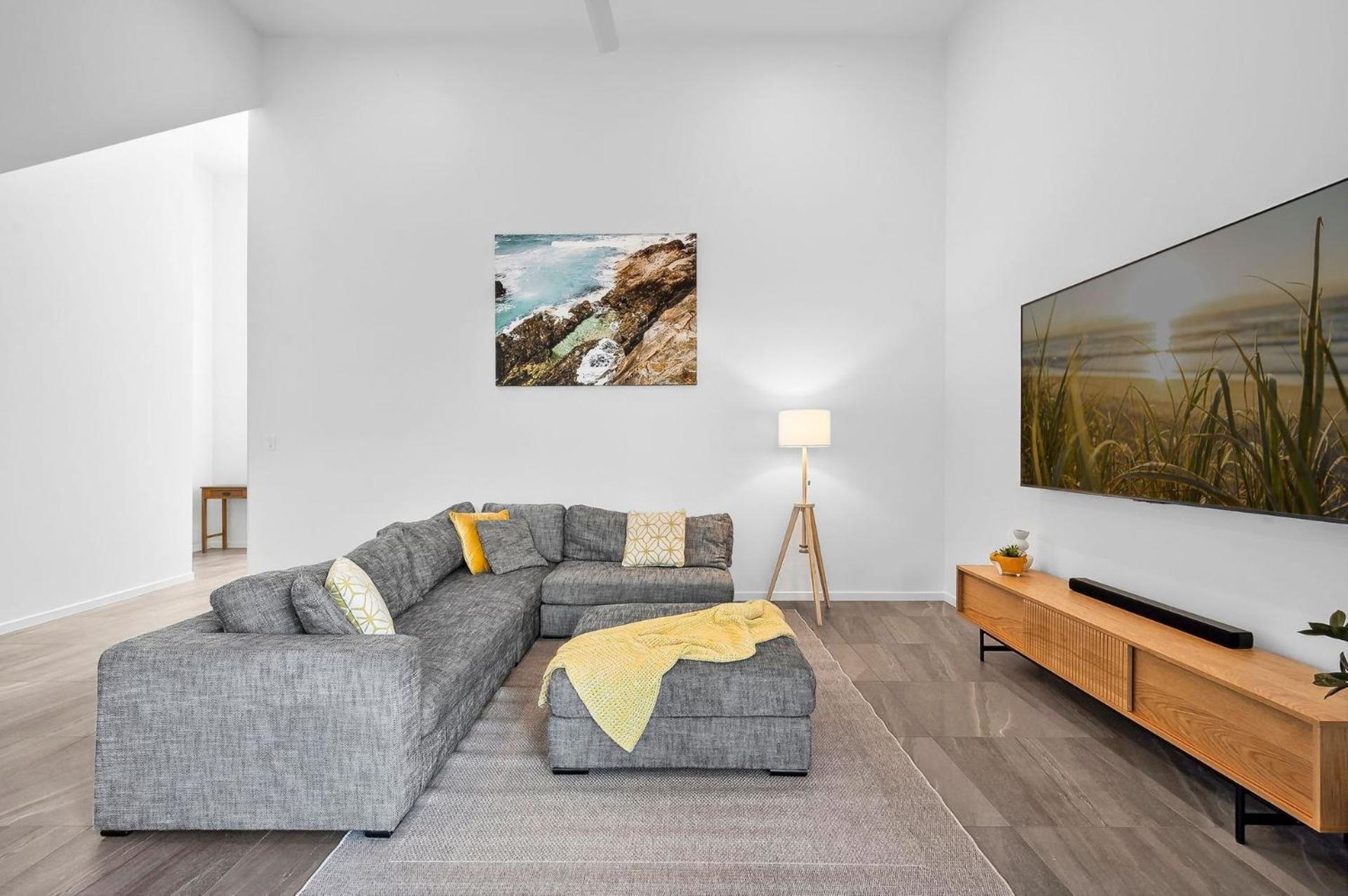 Beautiful Three-Story Villa footsteps to the Beach