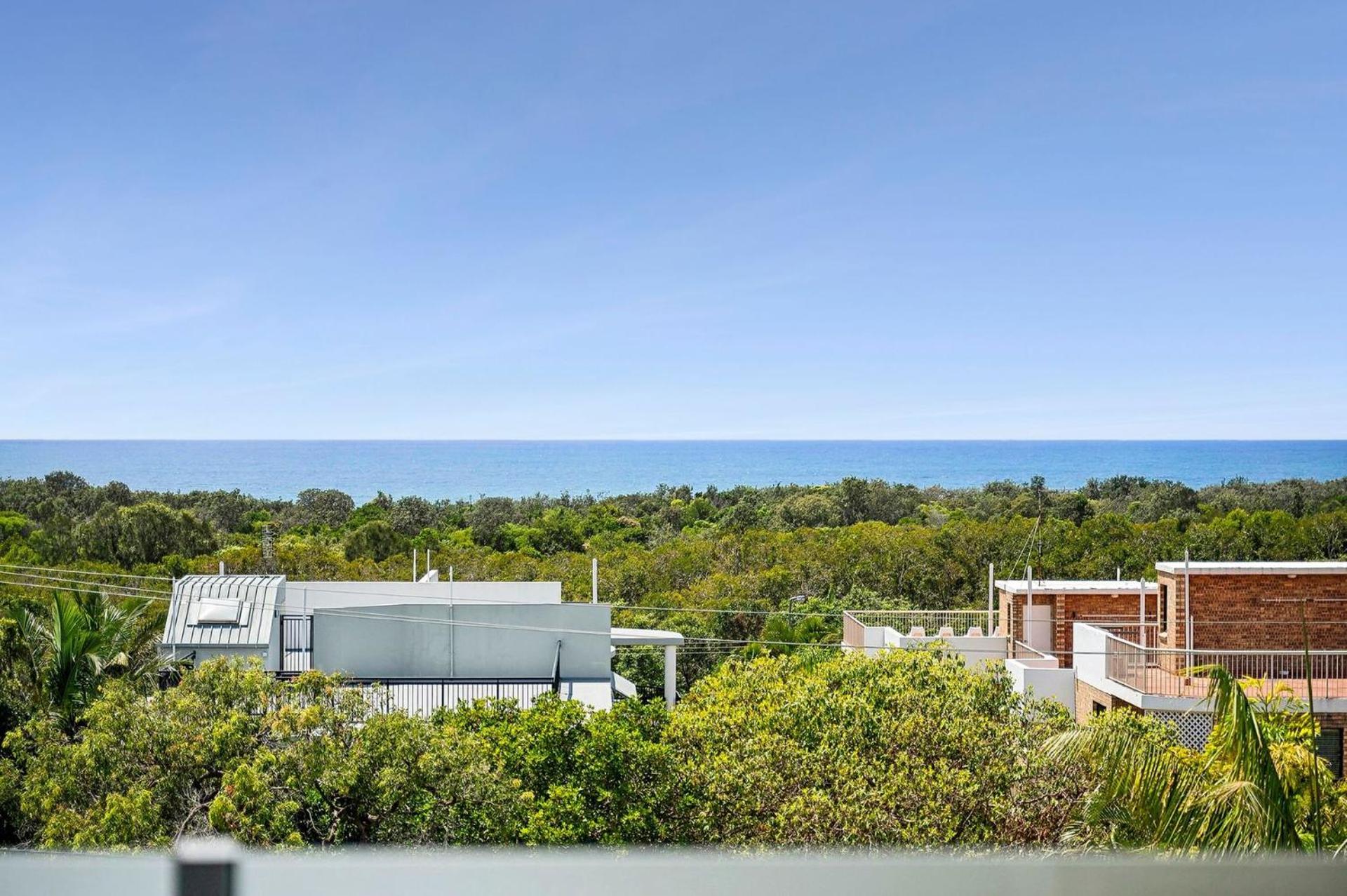 Beautiful Three-Story Villa footsteps to the Beach