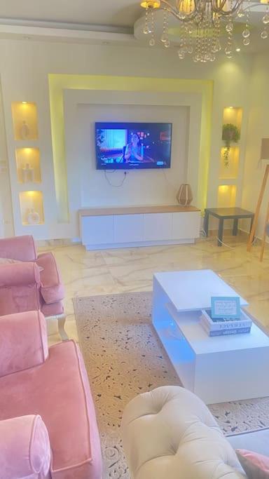 Modern 3BD in the middle of fifth settlement for families only