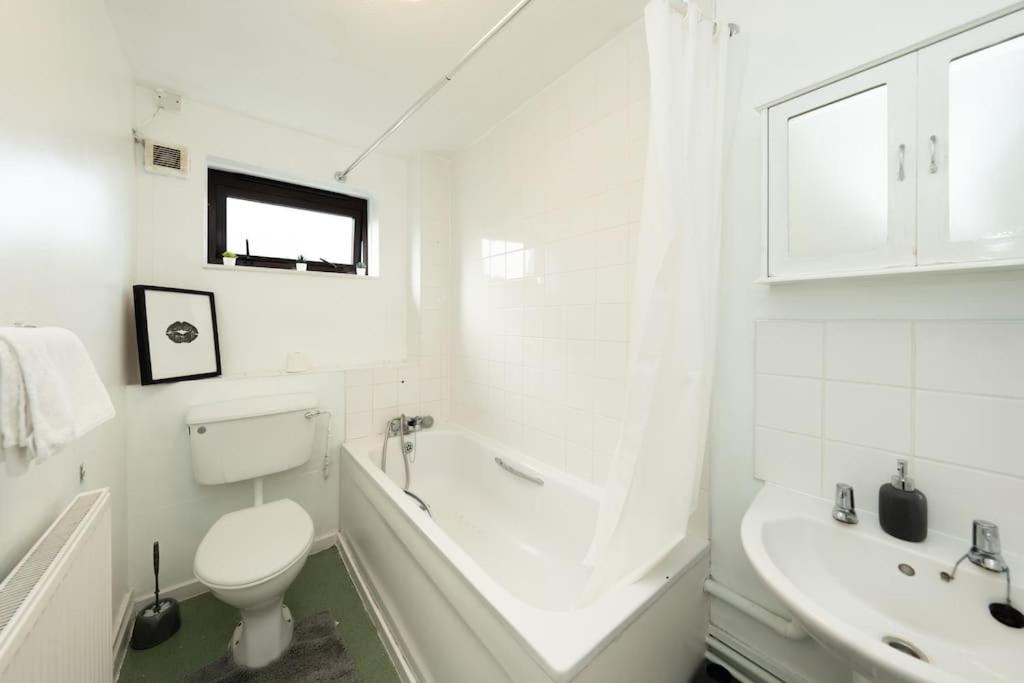 Idyllic Stylish Apartment with Fast Speed Broadband & Free Parking