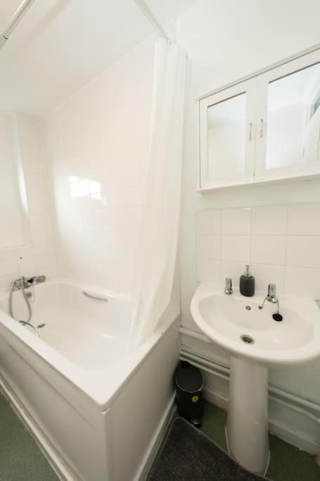 Idyllic Stylish Apartment with Fast Speed Broadband & Free Parking