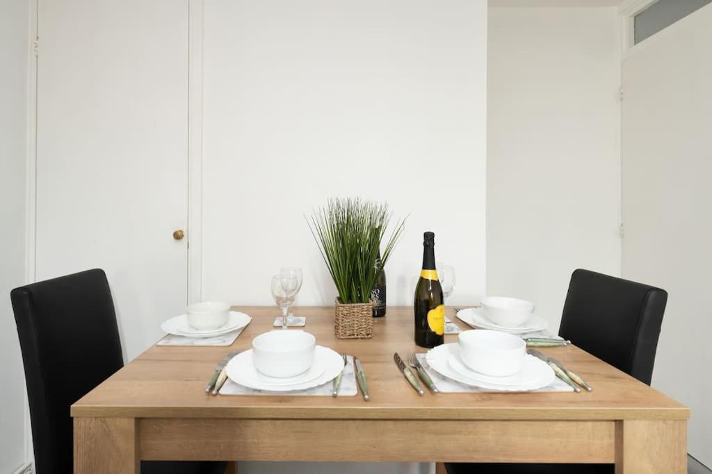 Idyllic Stylish Apartment with Fast Speed Broadband & Free Parking