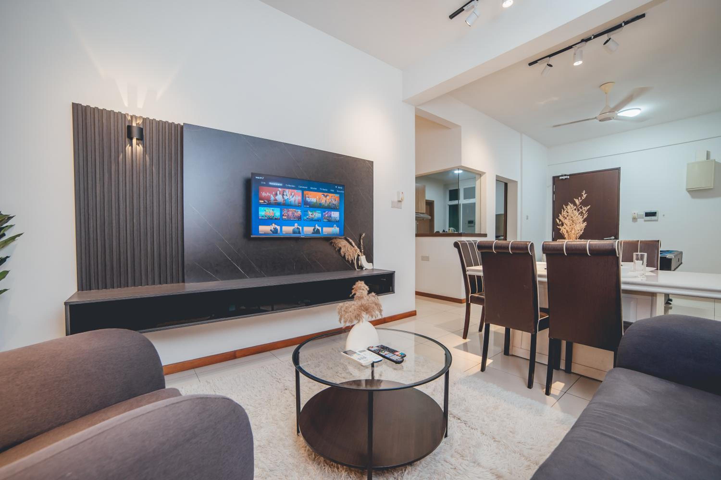 Grandview Stylish Living 3BR8pax Pooltable by Our Stay