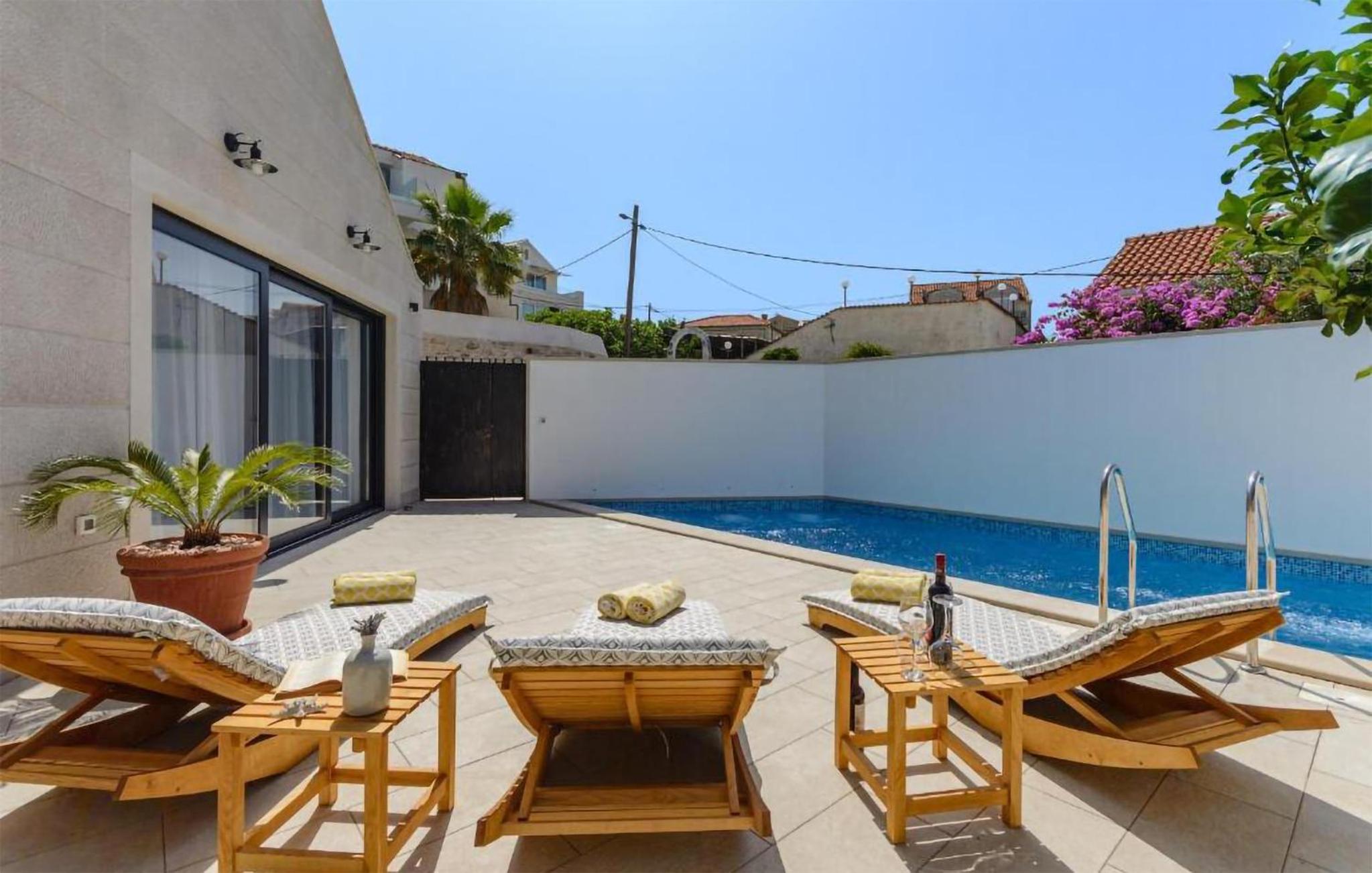 Beautiful Home In Sutivan With Wifi view 2
