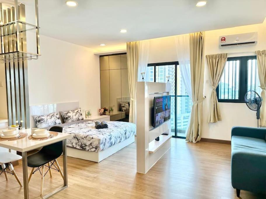 Symphony Tower - Epic City View, Netflix, Free Parking photo 1