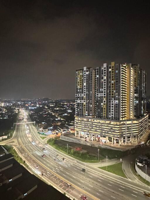 Symphony Tower - Epic City View, Netflix, Free Parking photo 5