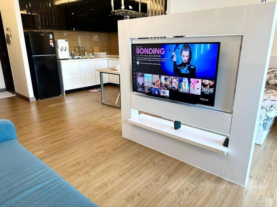 Symphony Tower - Epic City View, Netflix, Free Parking photo 7