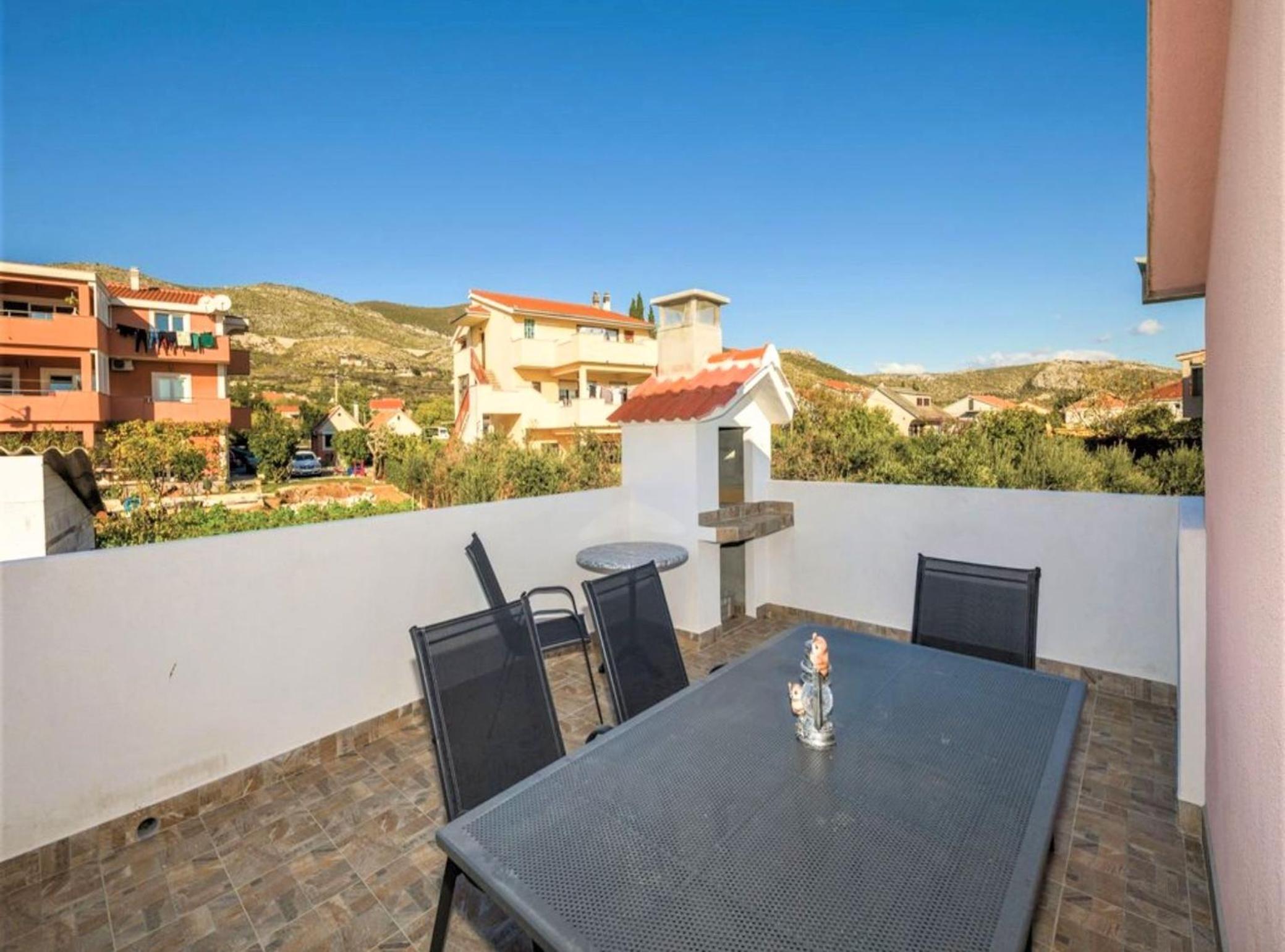 Trogir Comfortable Apartment with Terrace