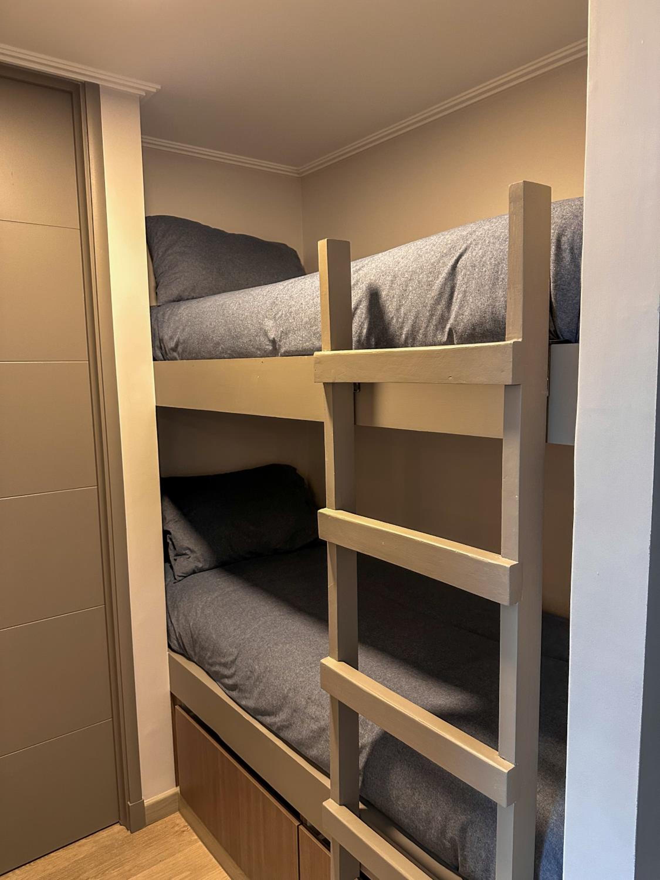 4 people, Wi-Fi, Parking, Park, Pool, Laundry