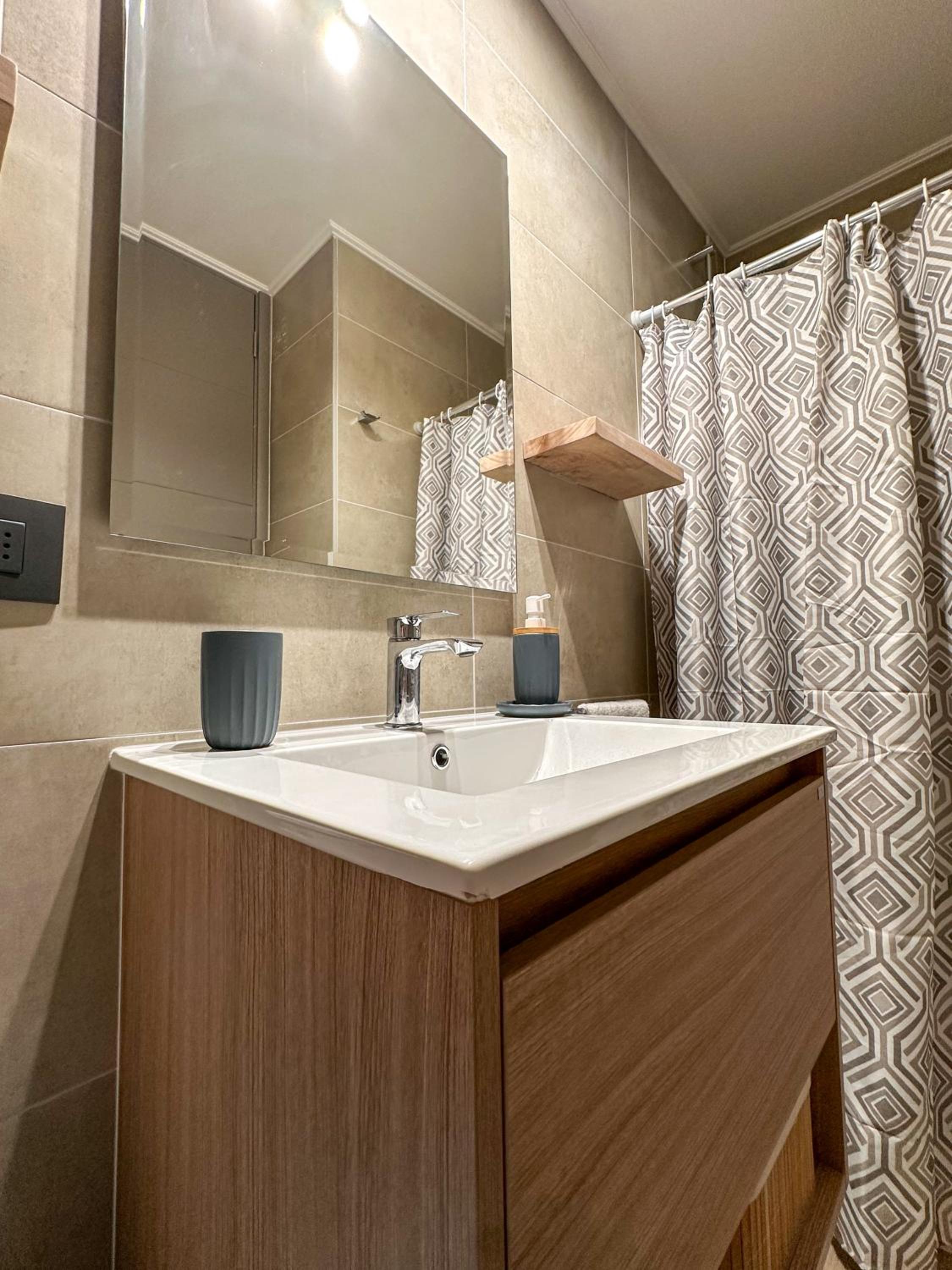 4 people, Wi-Fi, Parking, Park, Pool, Laundry