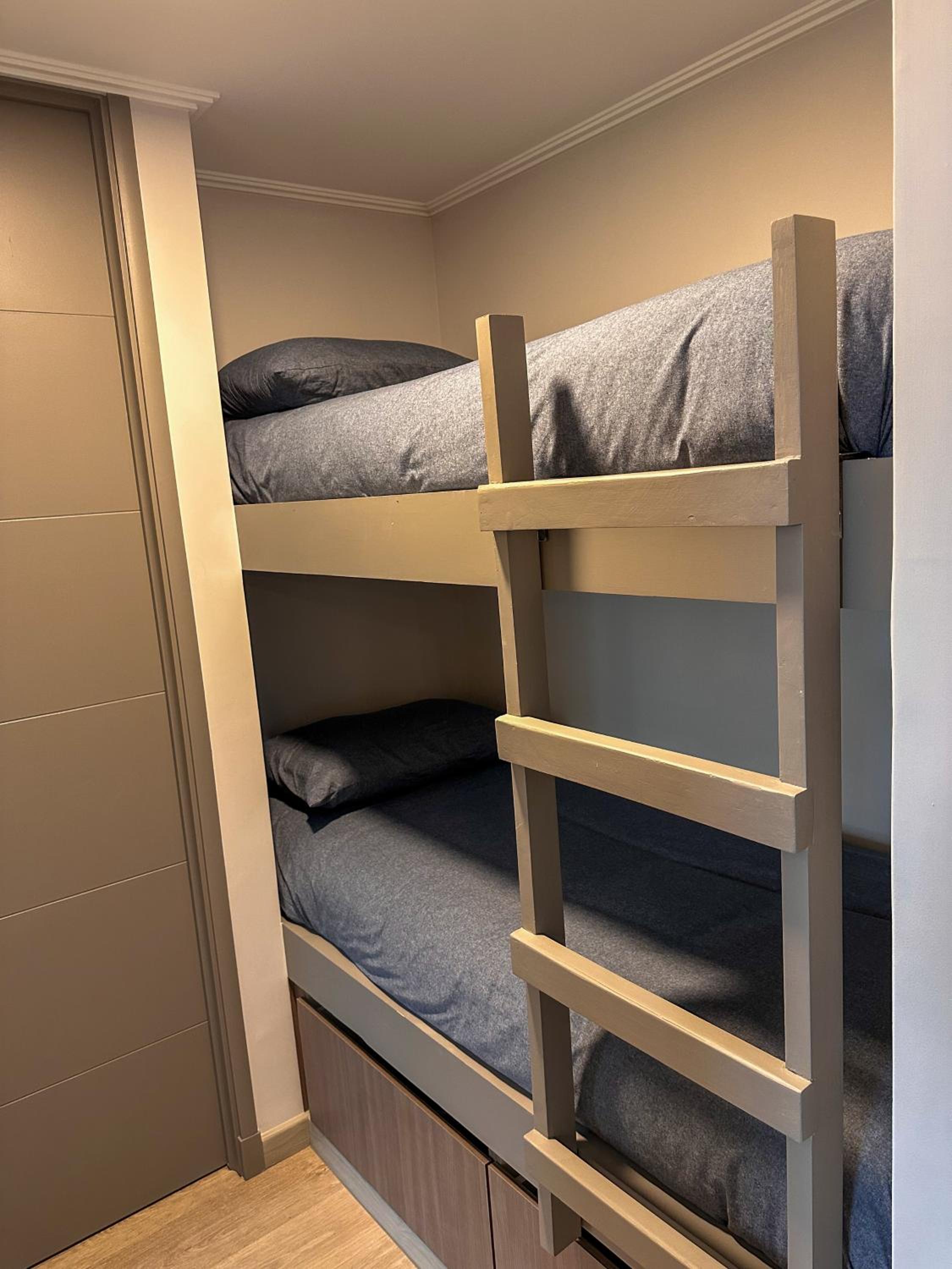 4 people, Wi-Fi, Parking, Park, Pool, Laundry