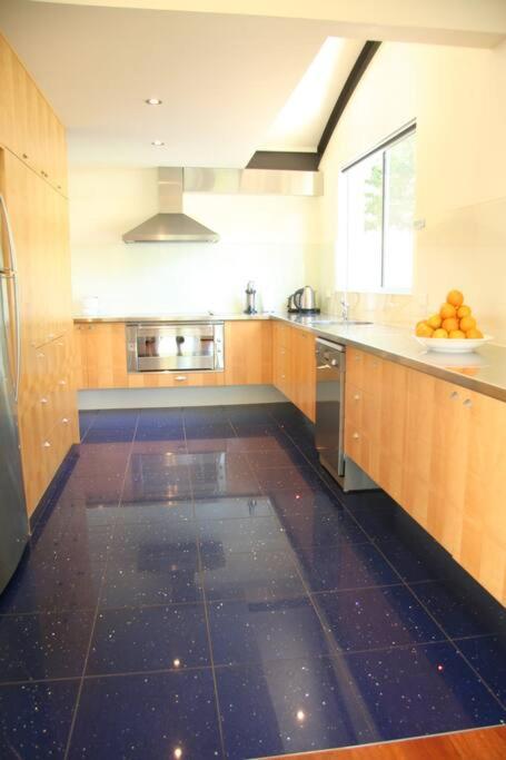 Starfish Beach House - WIFI - 5 min walk to beach
