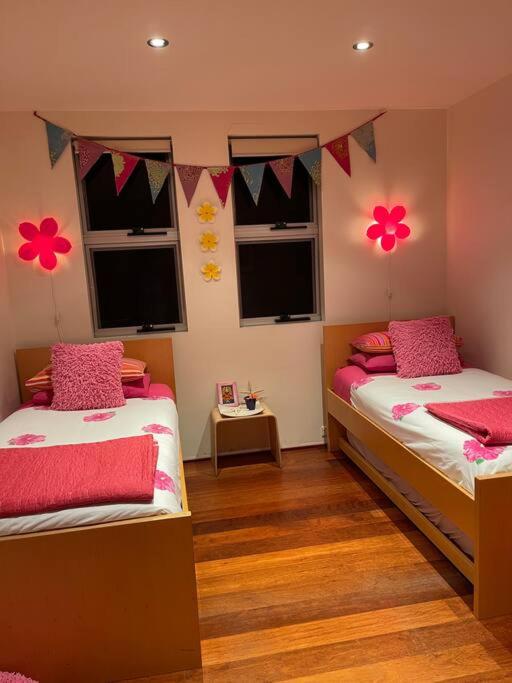 Starfish Beach House - WIFI - 5 min walk to beach