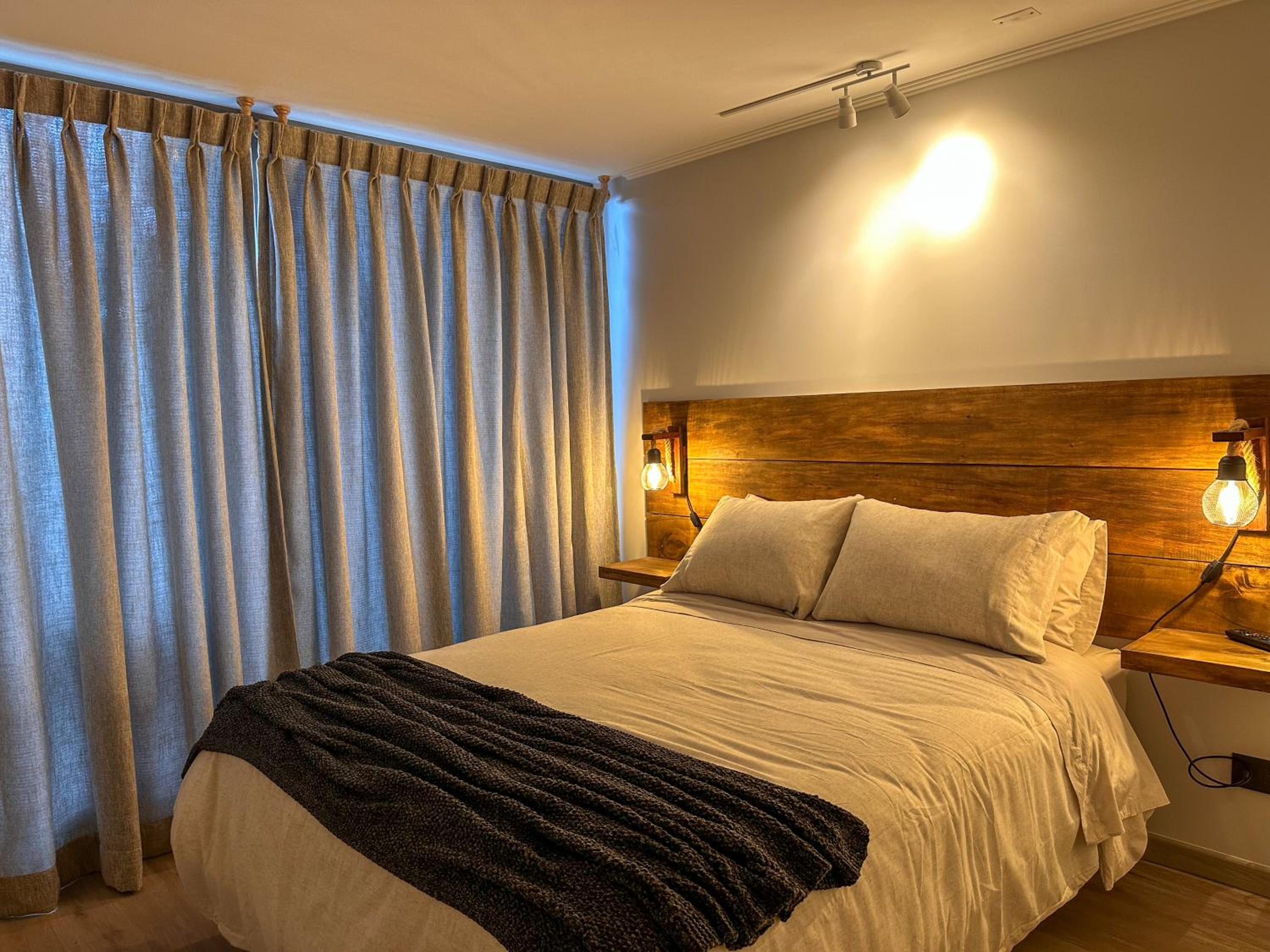 4 people, Wi-Fi, Parking, Park, Pool, Laundry
