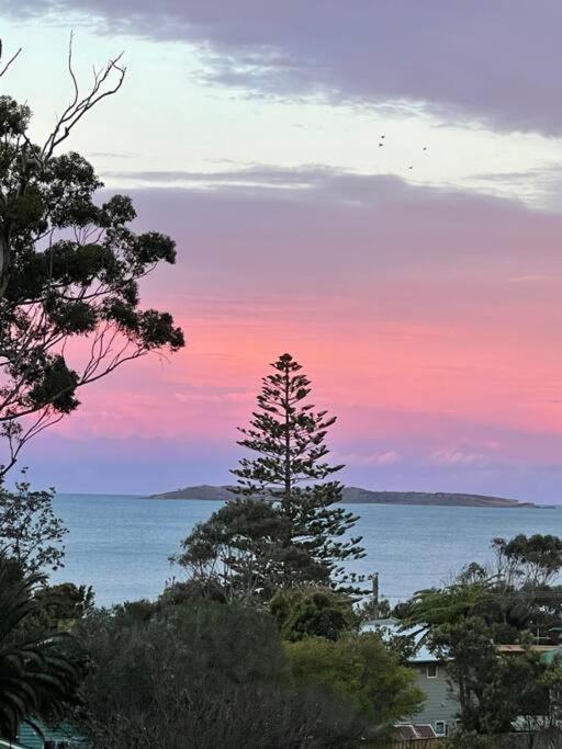 Starfish Beach House - WIFI - 5 min walk to beach