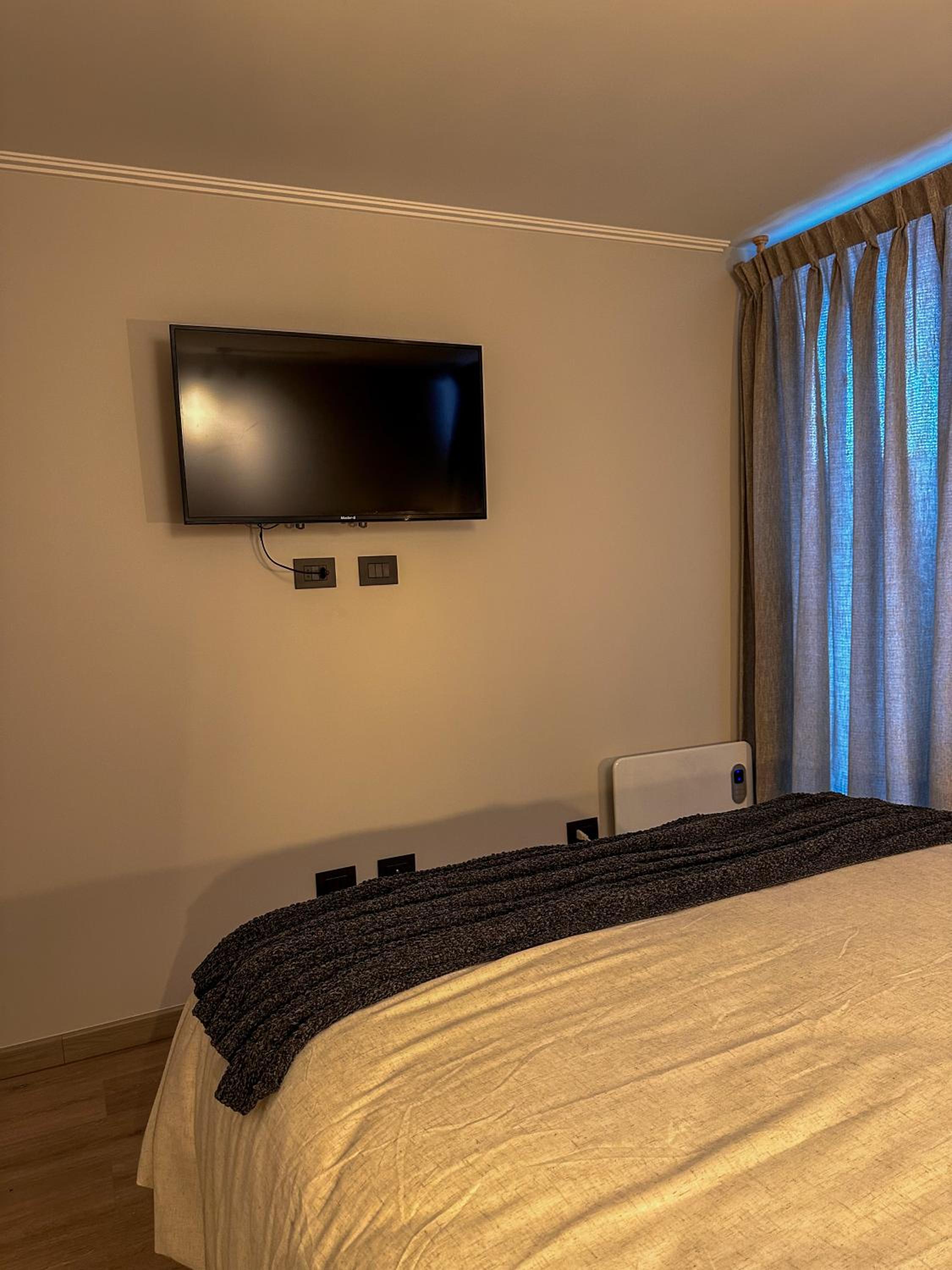 4 people, Wi-Fi, Parking, Park, Pool, Laundry