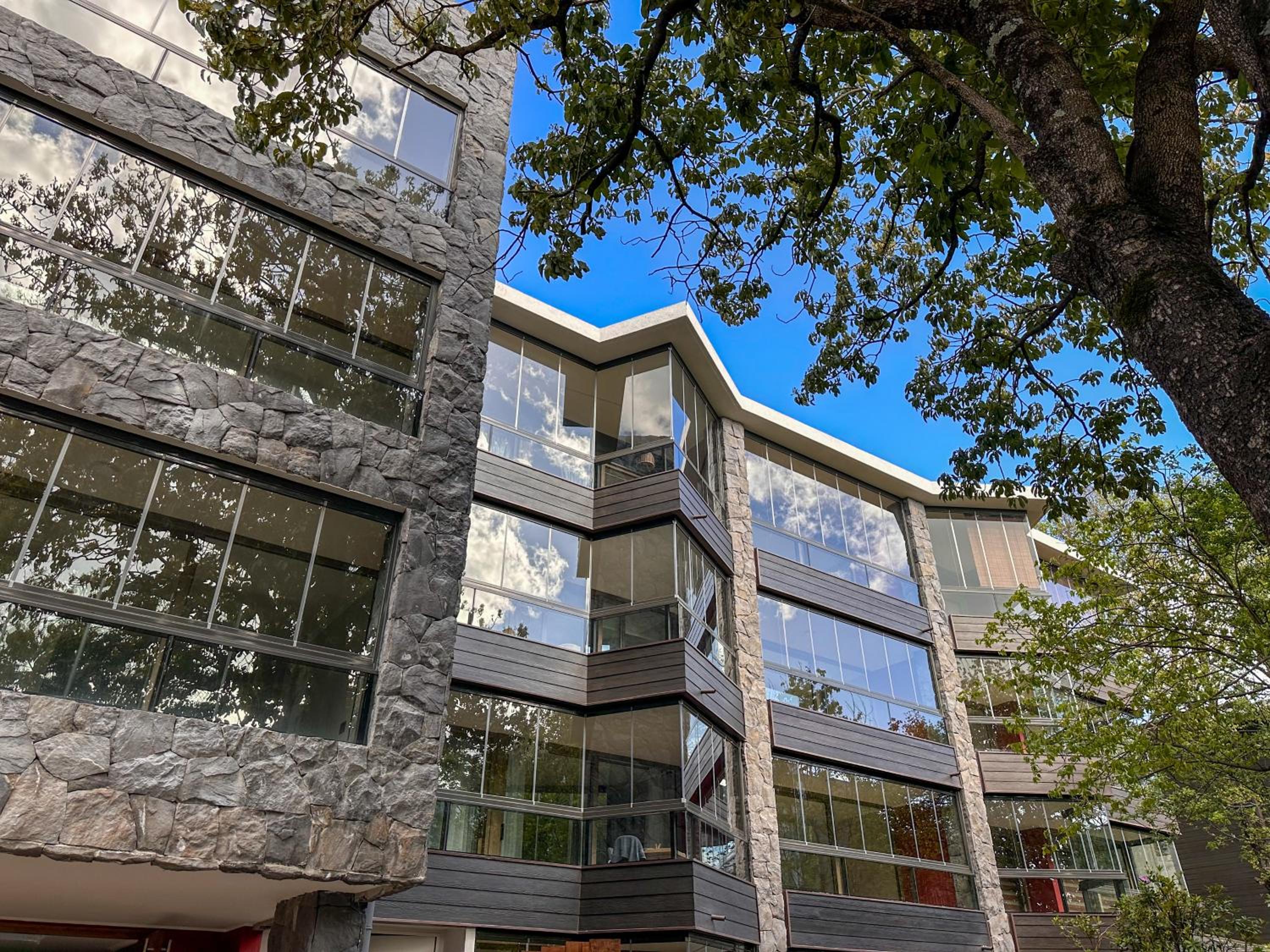 4 people, Wi-Fi, Parking, Park, Pool, Laundry