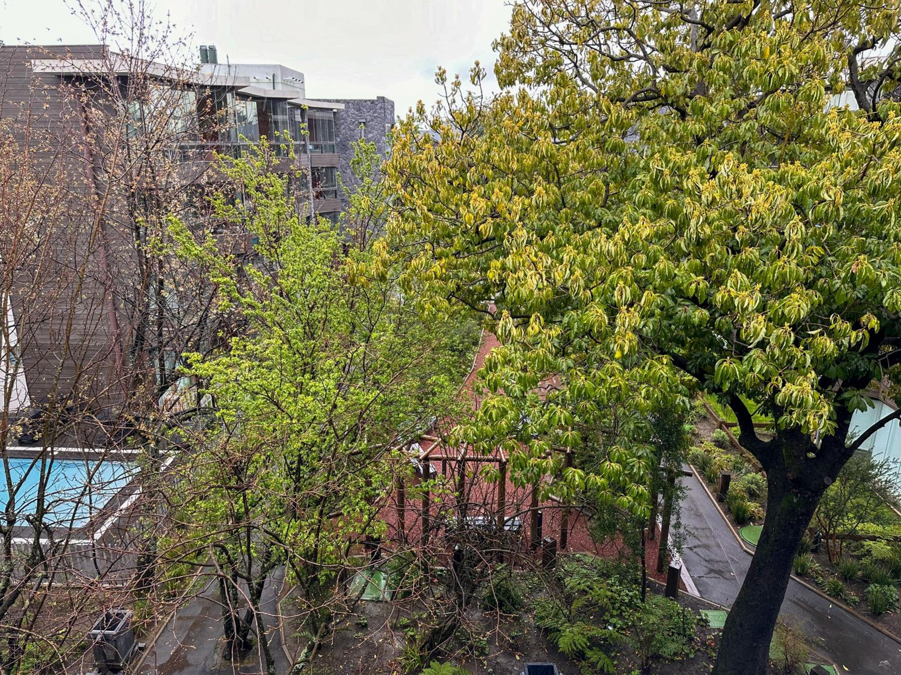 4 people, Wi-Fi, Parking, Park, Pool, Laundry