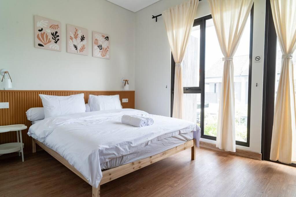 Haghi House 2BR Aesthetic Summarecon Villa with Public Pool view 5