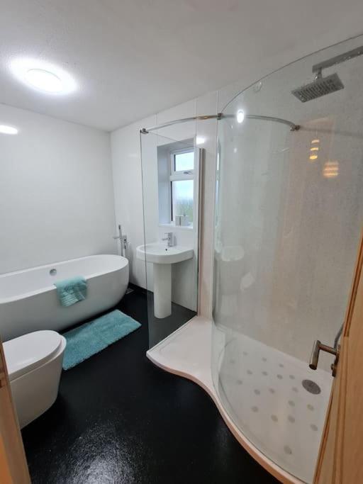 Modern 3 Bedroom Property centrally based view 2