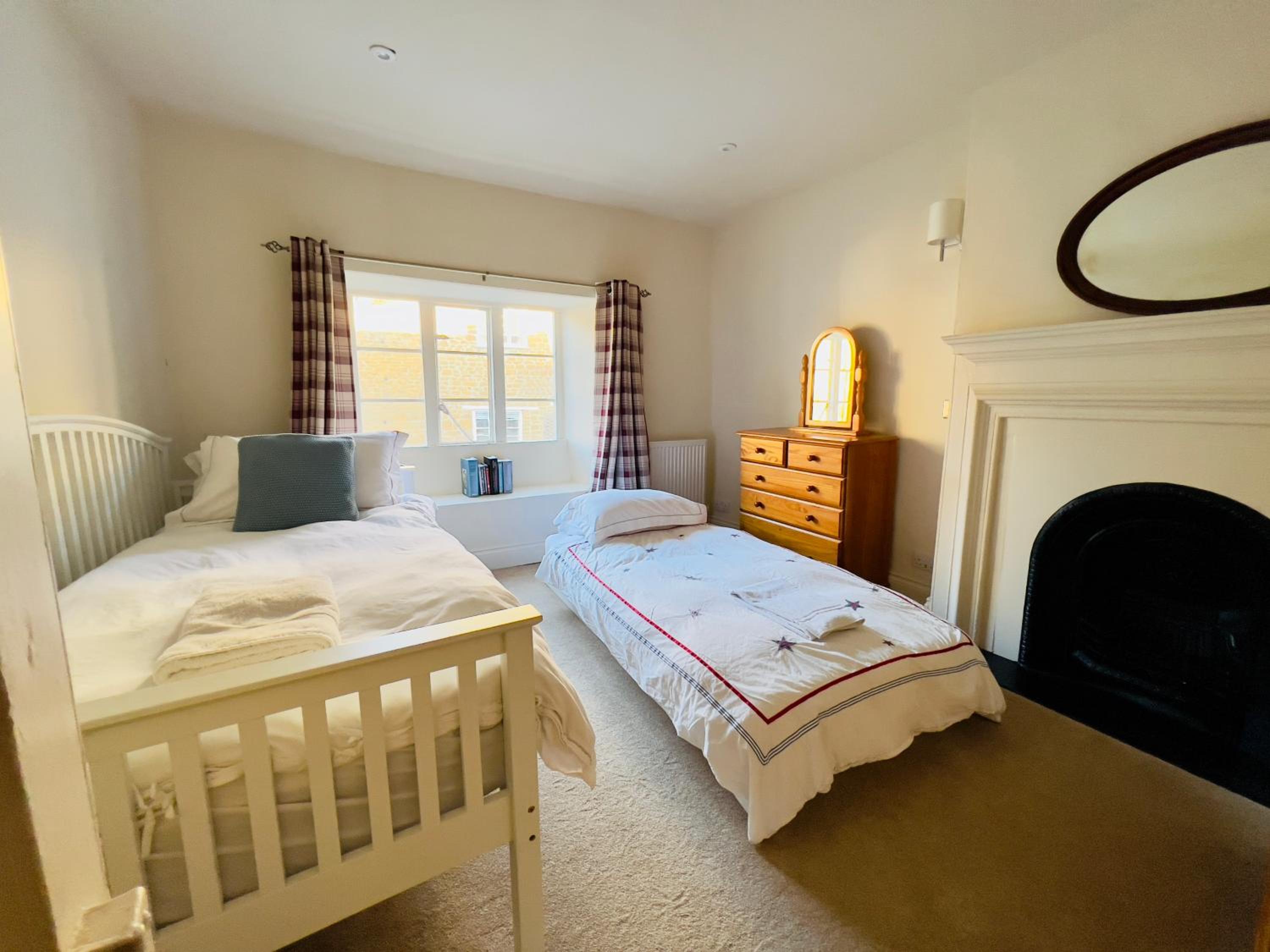 Large room in Stunning Cottage Edge of the Cotswolds