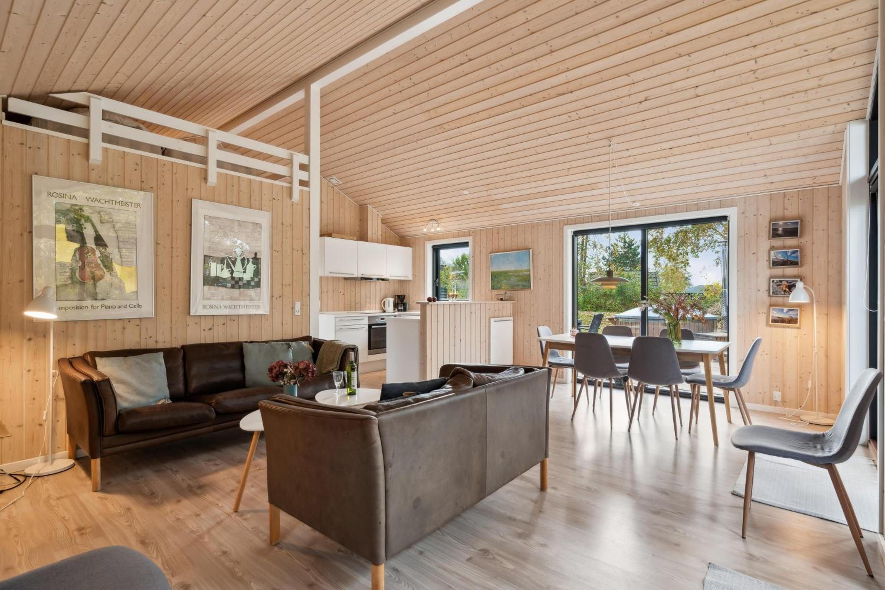 Flot Og Velholdt Hus Ved Lyngsbæk Strand