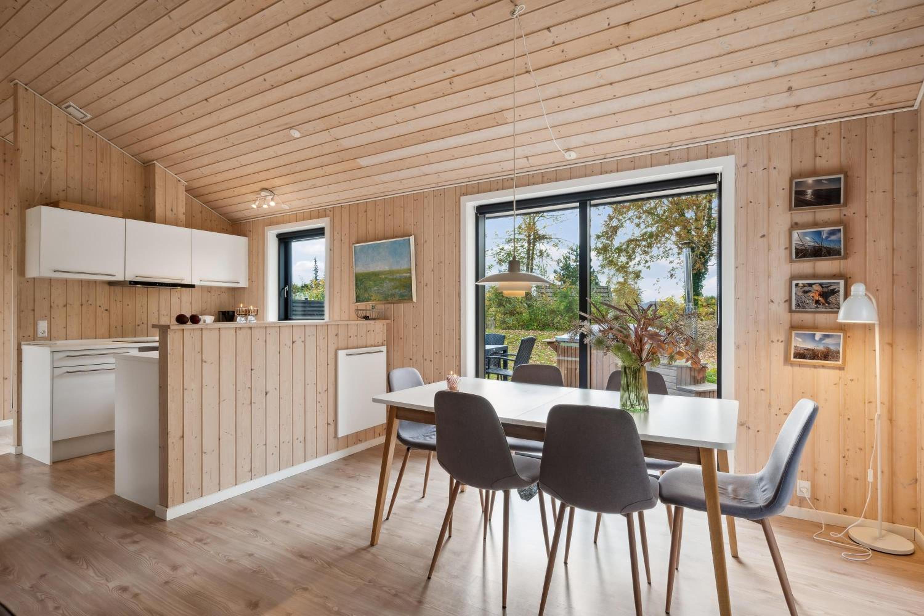 Flot Og Velholdt Hus Ved Lyngsbæk Strand