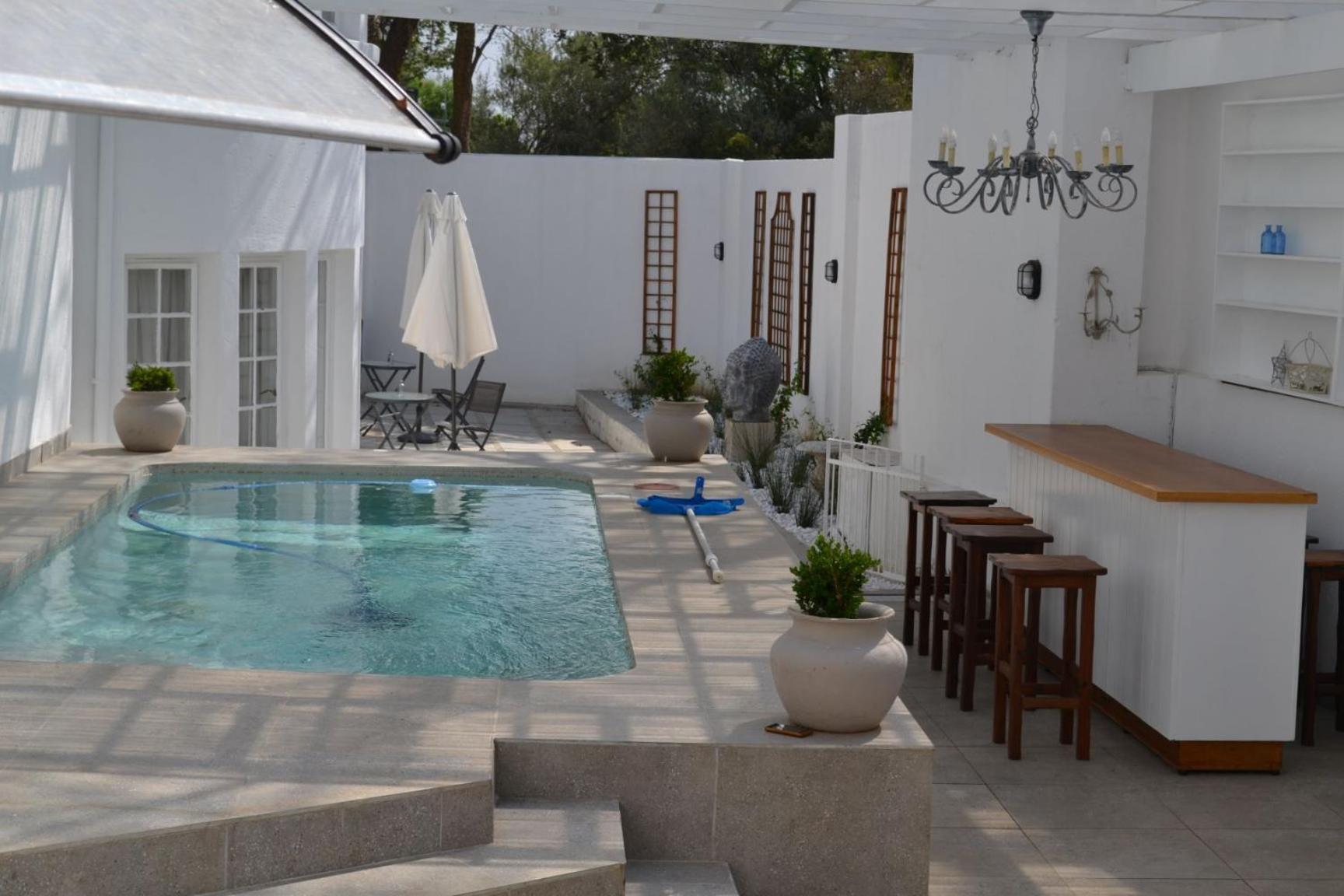 11 Woodmead Suites