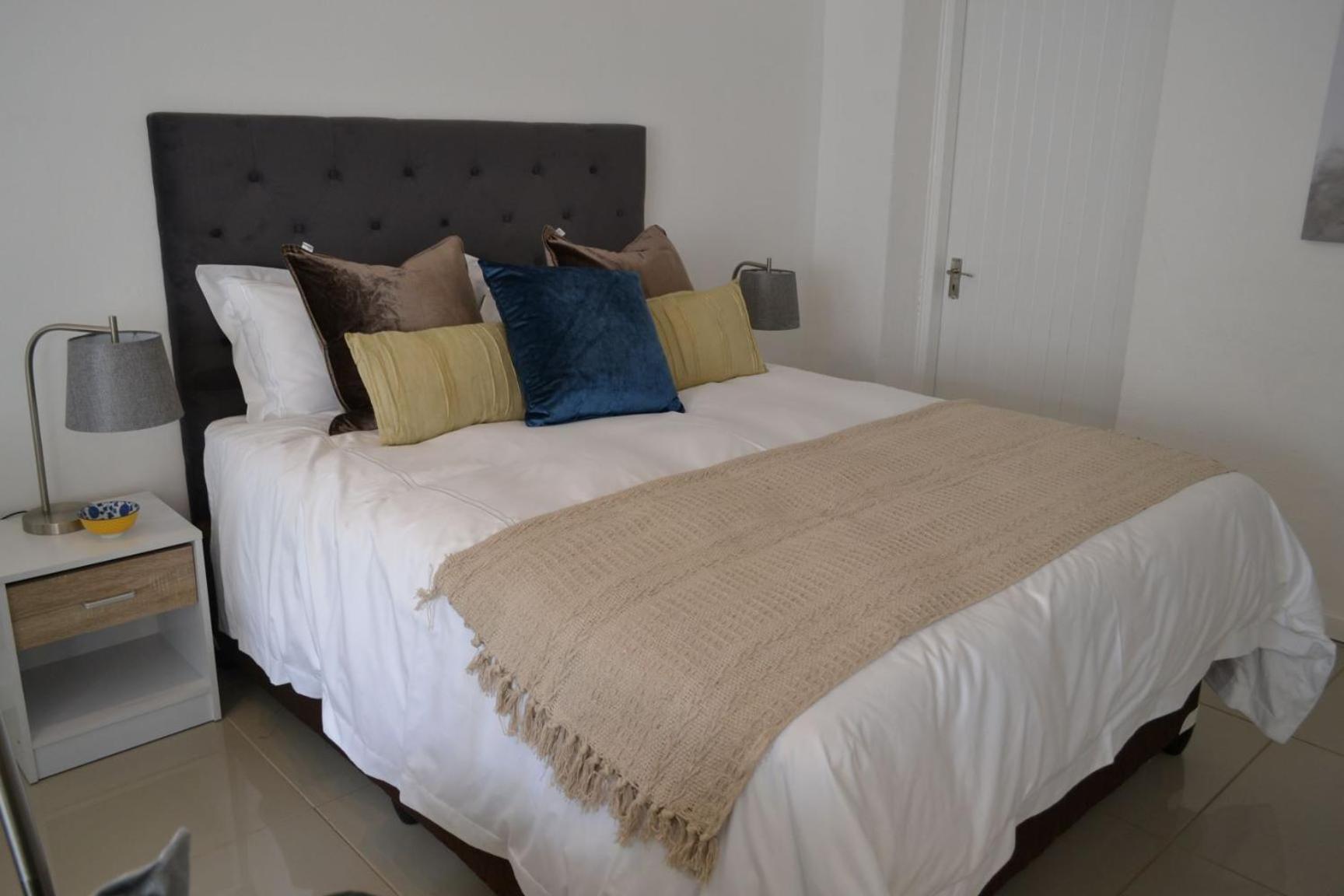 12 Woodmead Suites