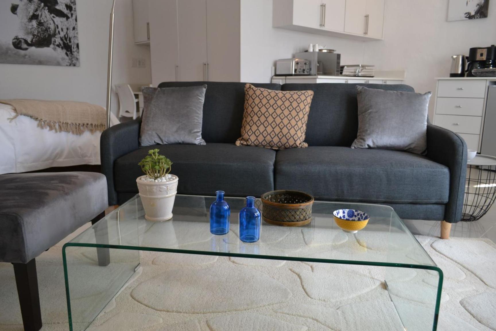12 Woodmead Suites