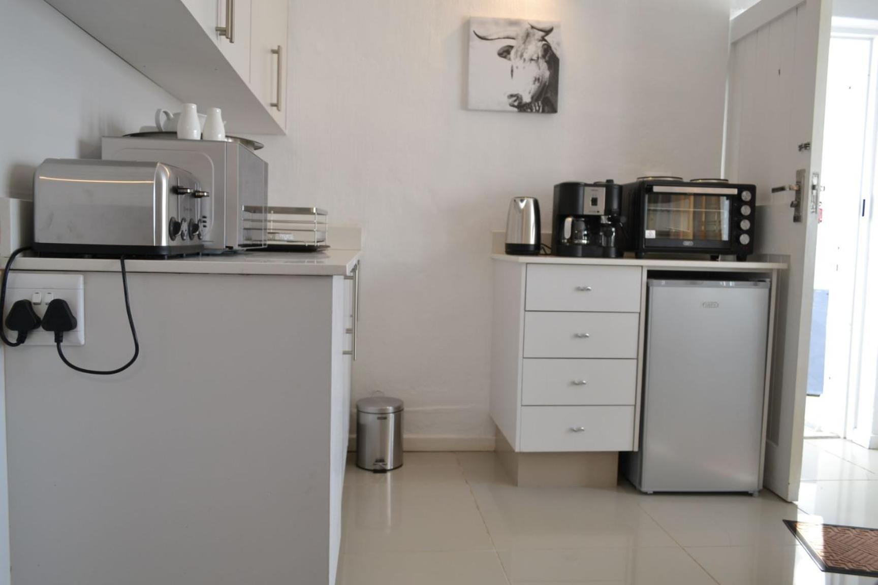 12 Woodmead Suites