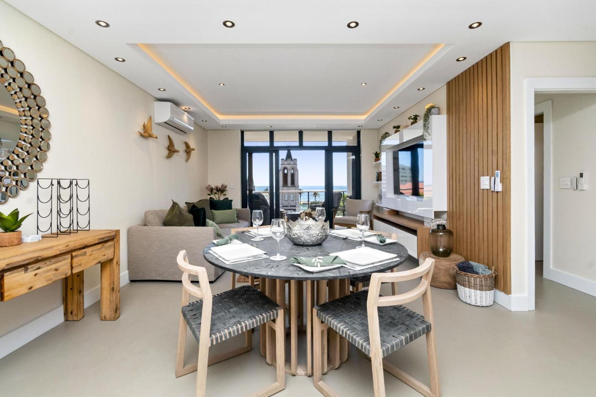 Atlantic Views Luxury 2-Bed with Pool in Sea Point view 2