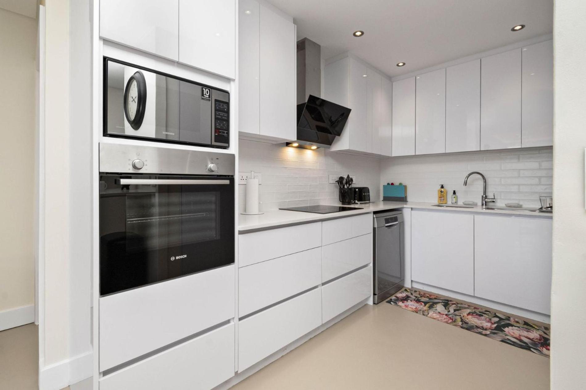 Atlantic Views Luxury 2-Bed with Pool in Sea Point view 3
