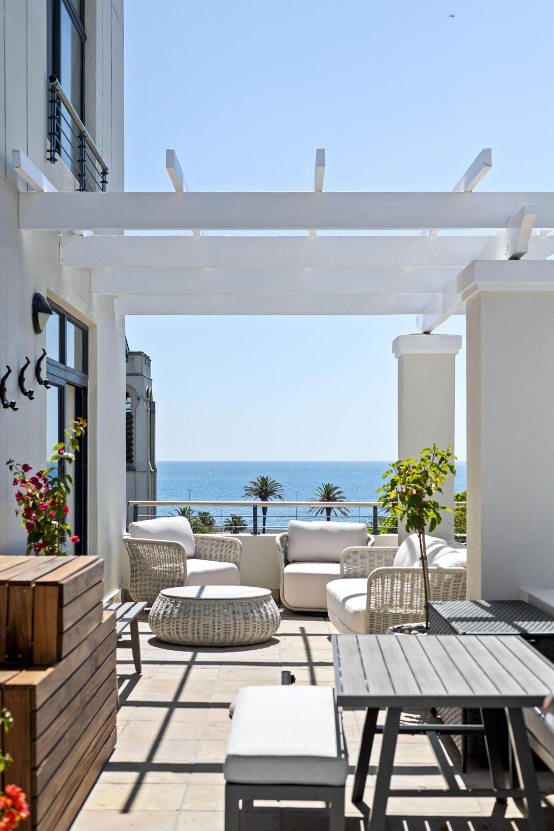 Atlantic Views Luxury 2-Bed with Pool in Sea Point view 4