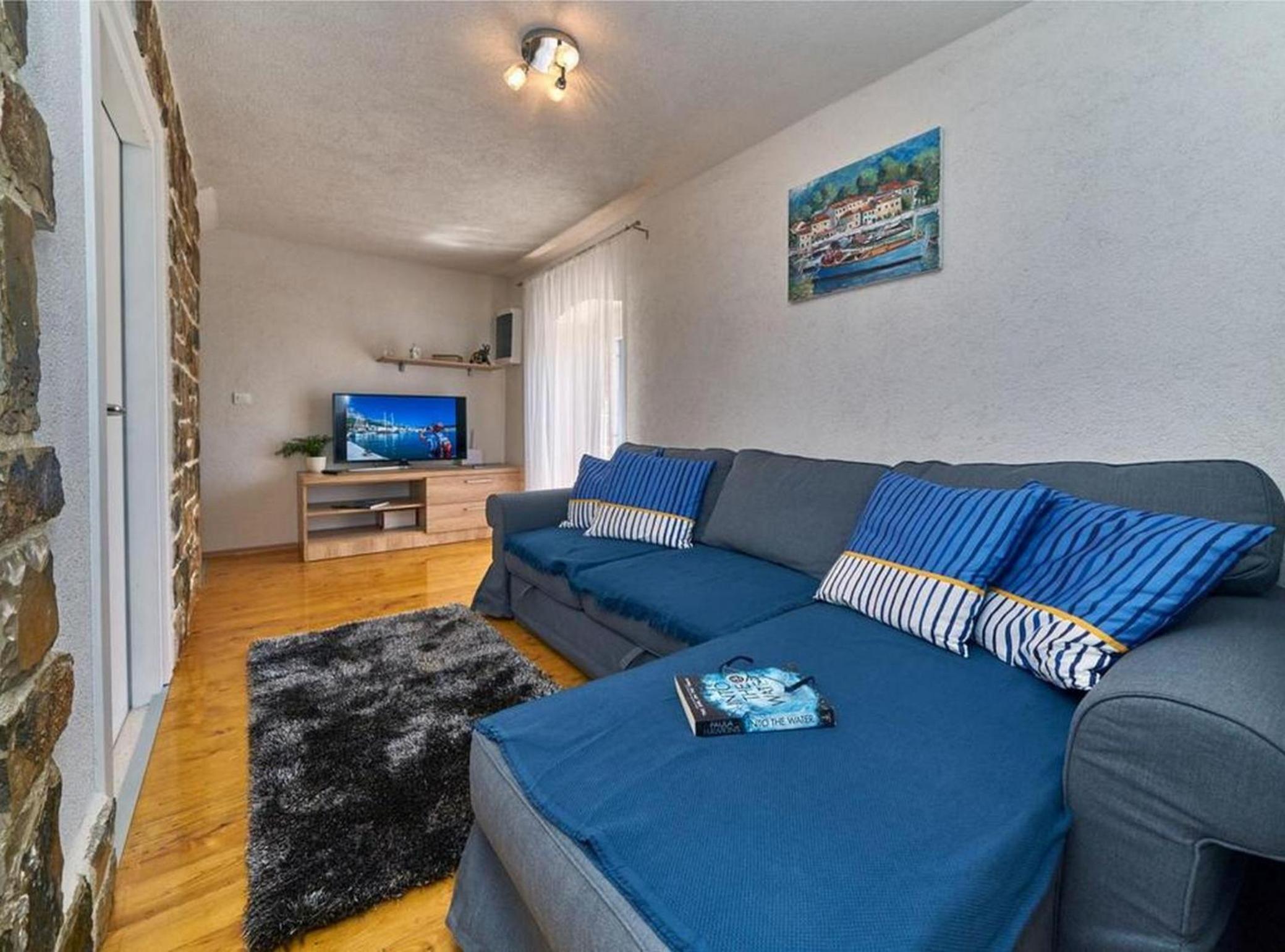 Elegant Stone House with Jacuzzi, Terrace, and Private Yard in Solta view 4