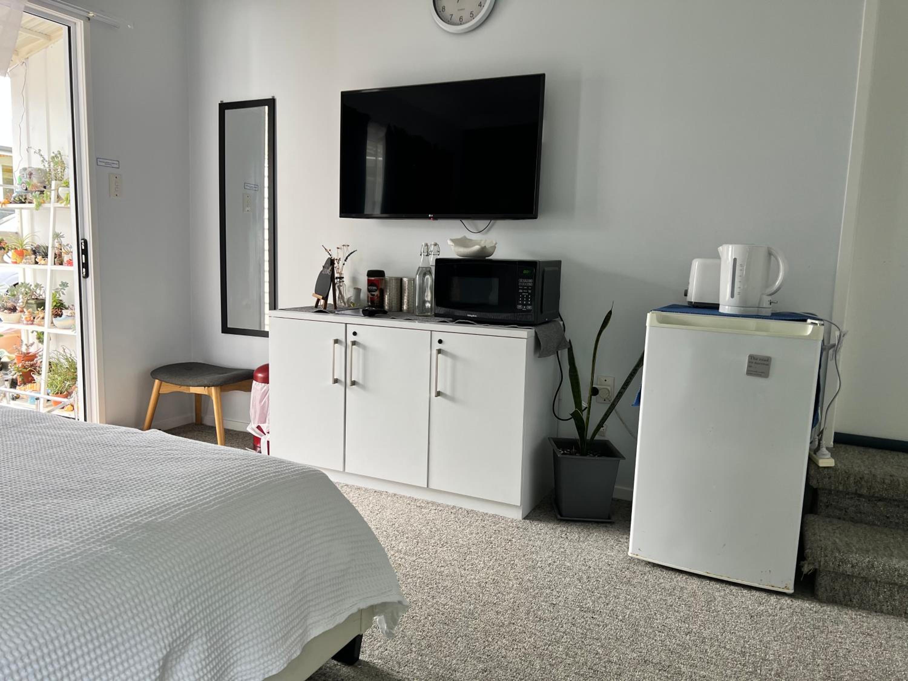 LA SOL - ensuite & seperate entrance - close to uni view 2