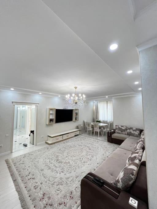 Cozy apartment in hyper center of Bishkek view 2