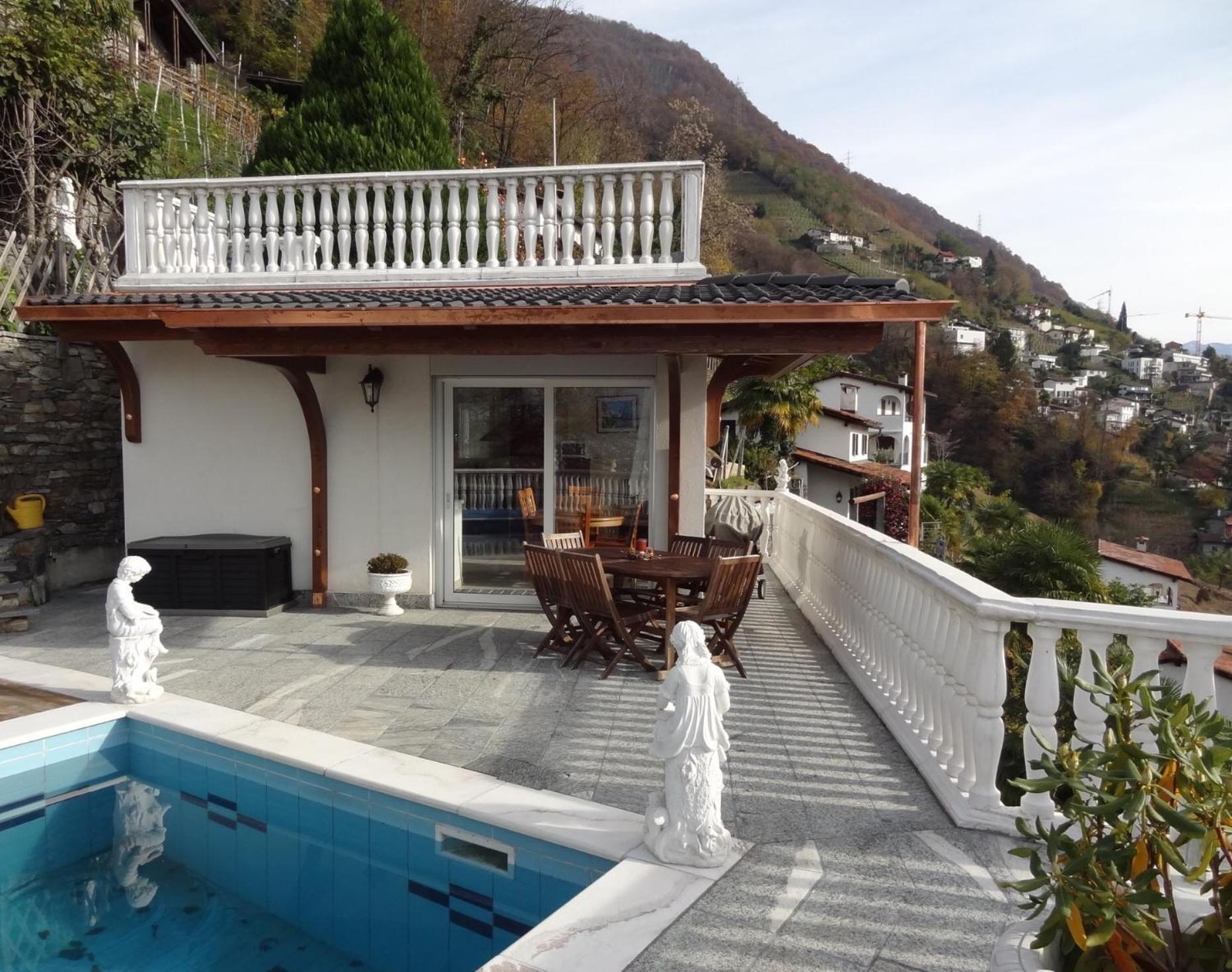 Ferienhaus Patrizia with a fantastic view of Lake Maggiore and the pool
