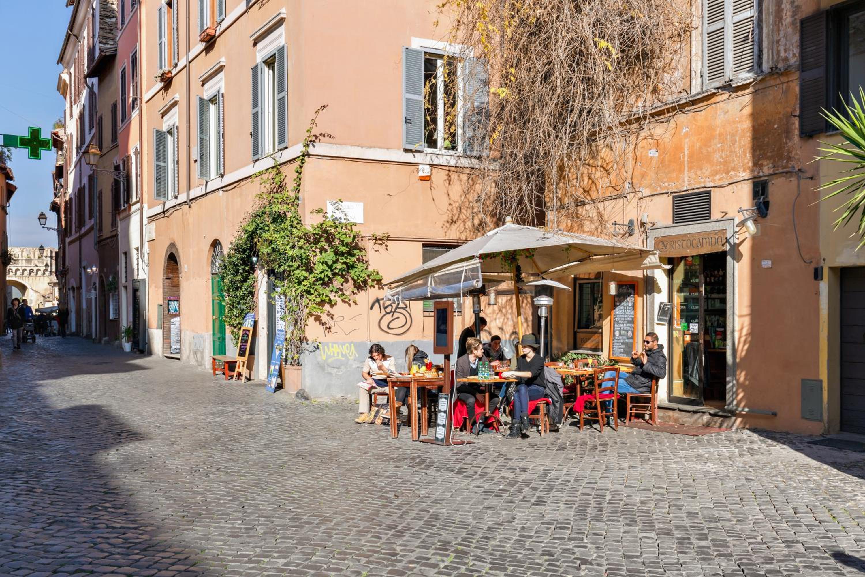 Trastevere house with balcony,quiet NEW