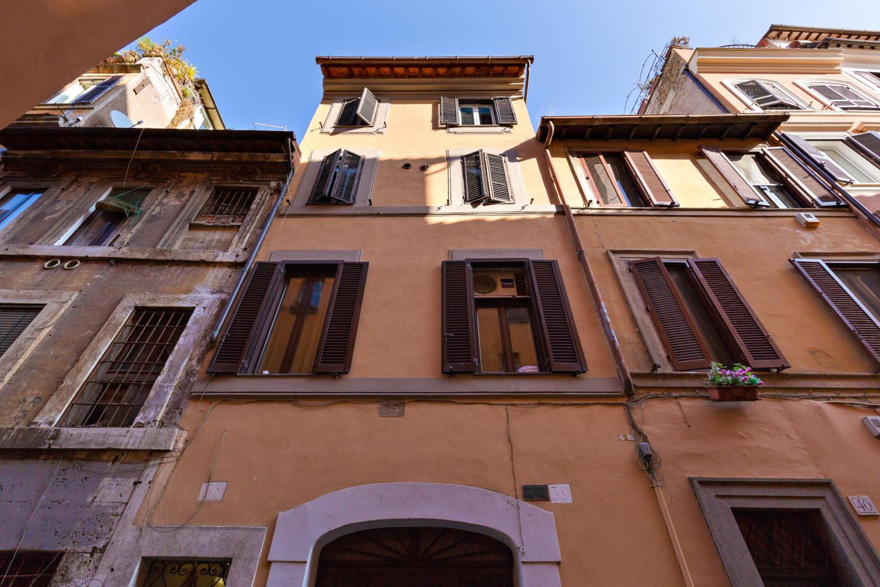 Trastevere house with balcony,quiet NEW