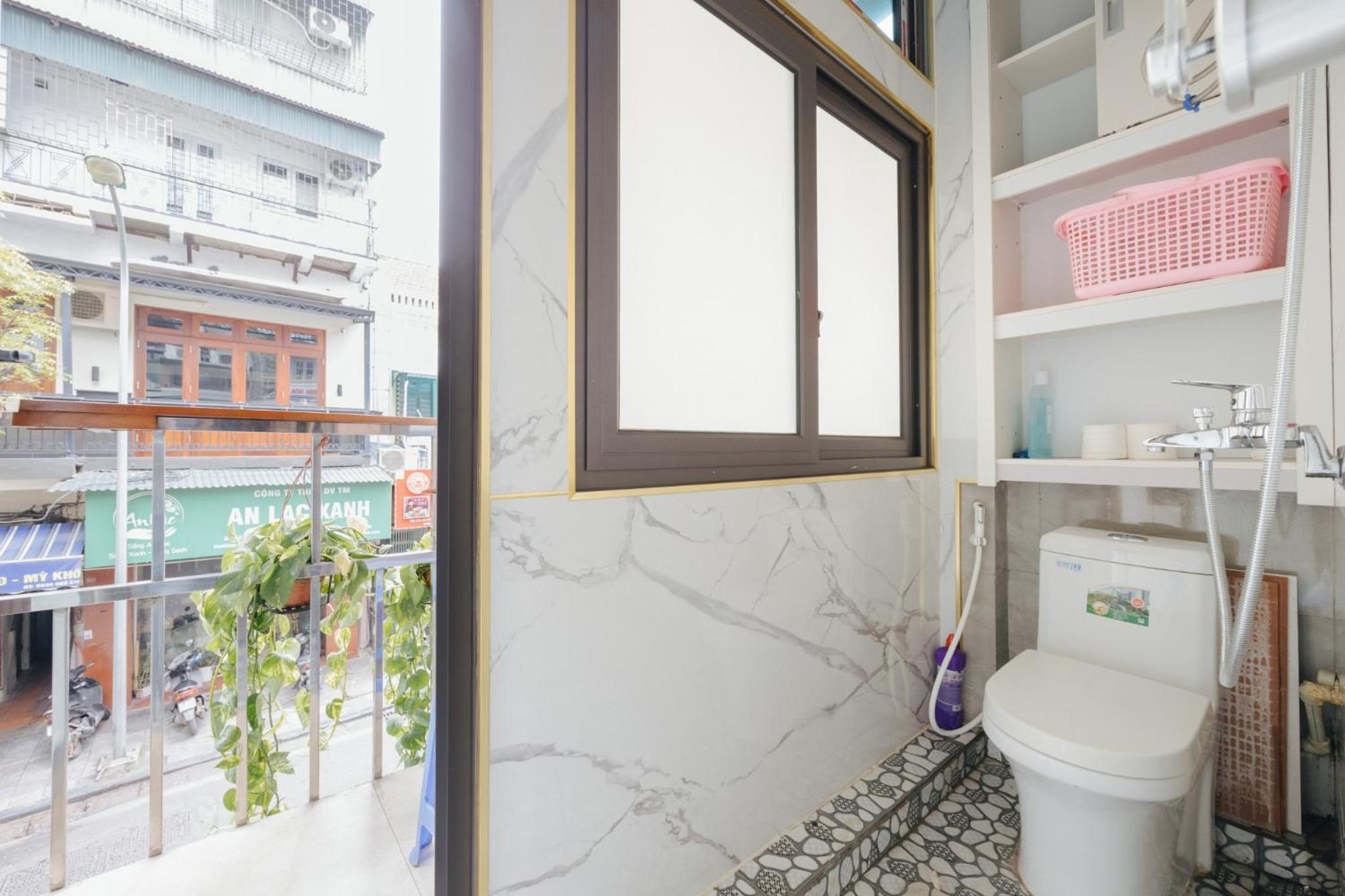 Balcony Street VIEW apartment/ Hanoi OLD Quarter/ Netflix