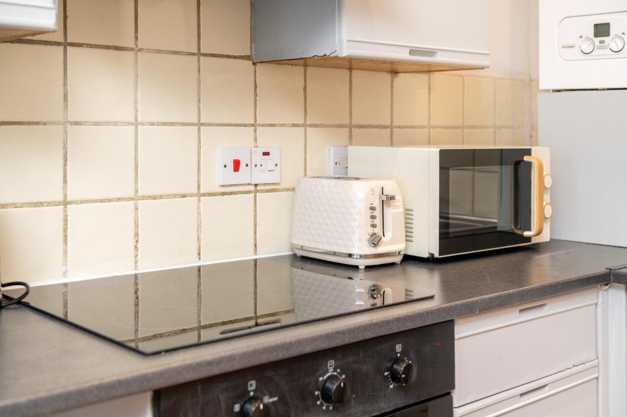 1BR & 2BR Apts By LiveStay Short Lets & Serviced Accommodation London With Free Wifi