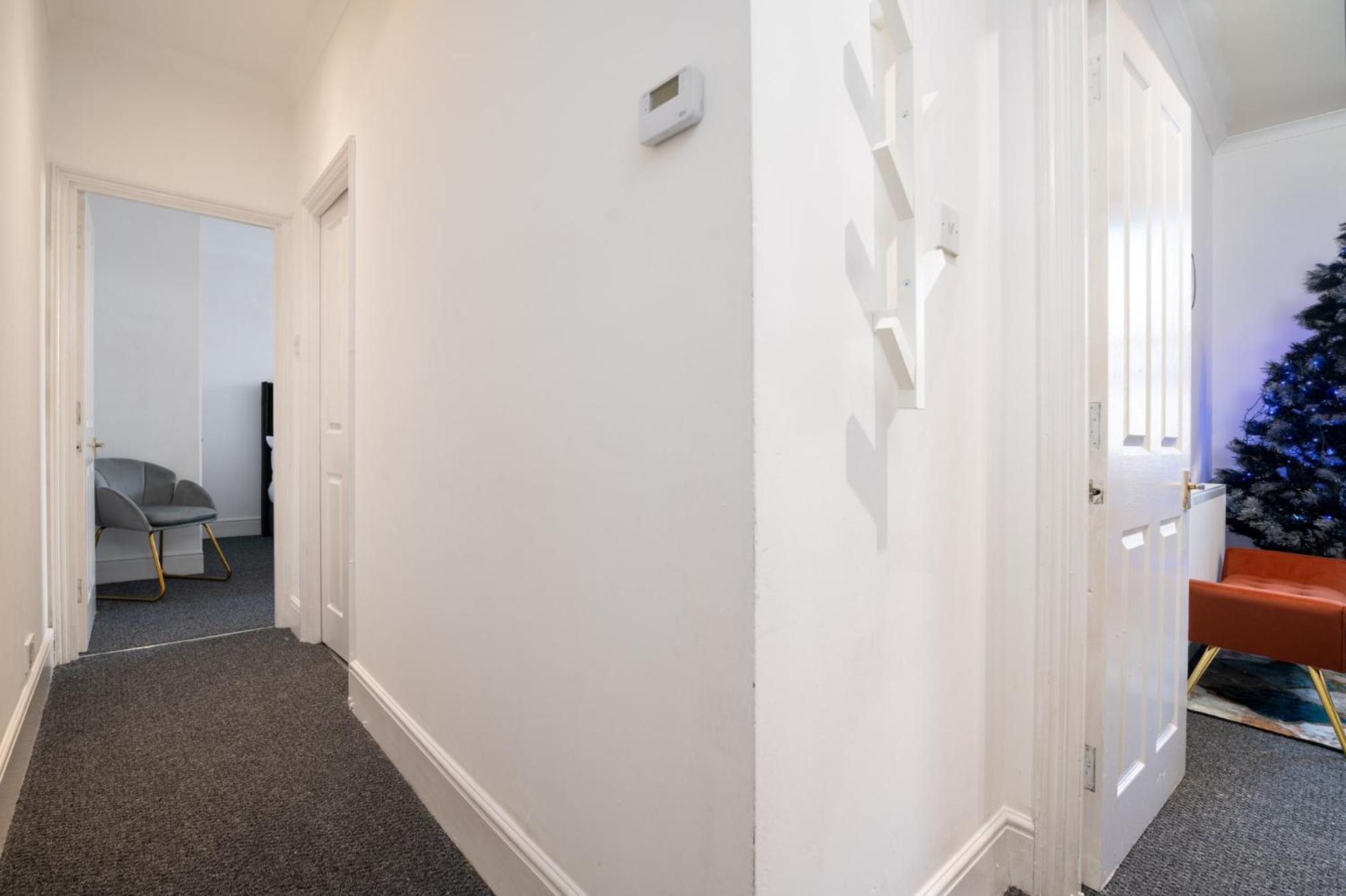 1BR & 2BR Apts By LiveStay Short Lets & Serviced Accommodation London With Free Wifi