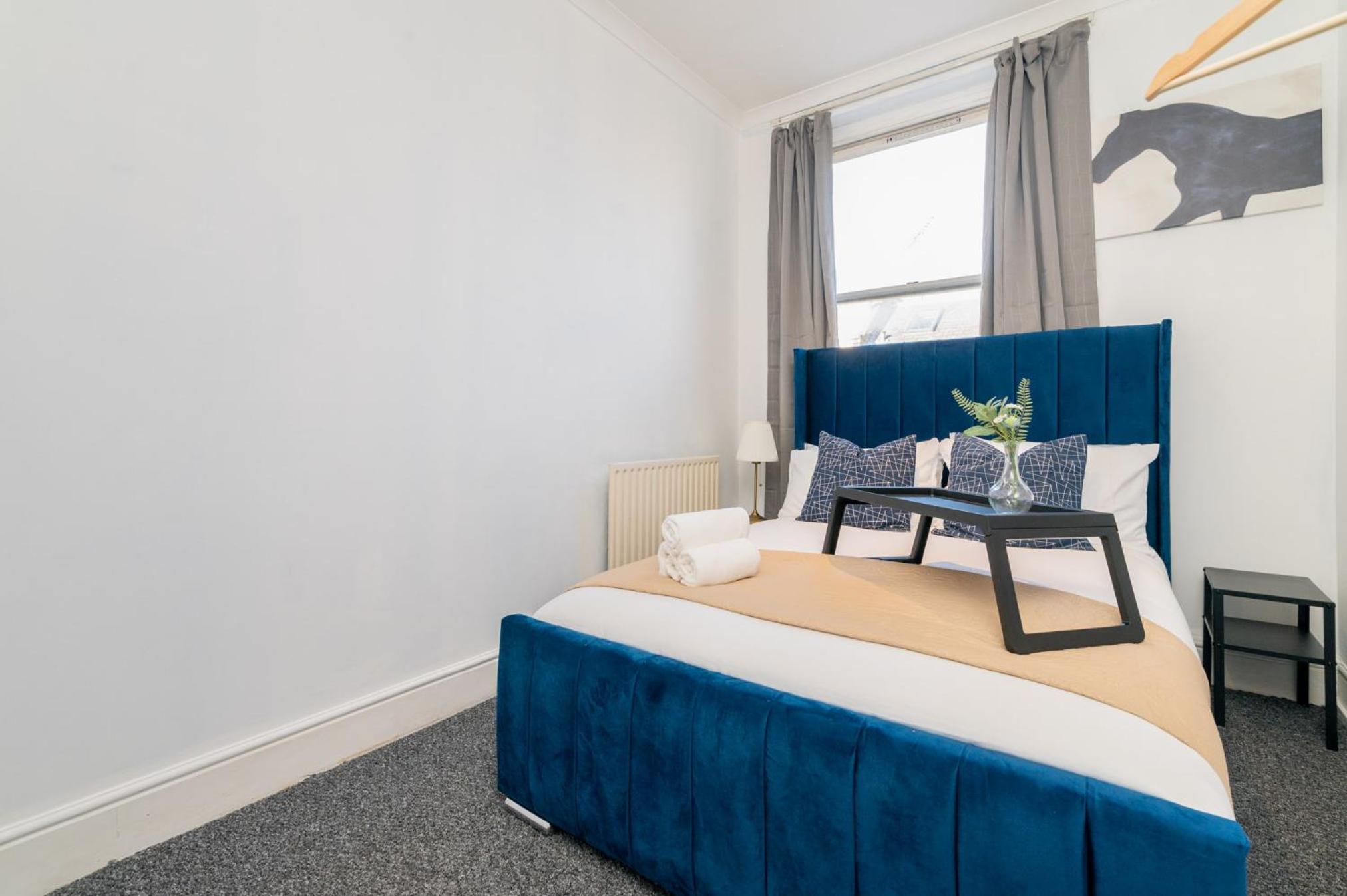 1BR & 2BR Apts By LiveStay Short Lets & Serviced Accommodation London With Free Wifi
