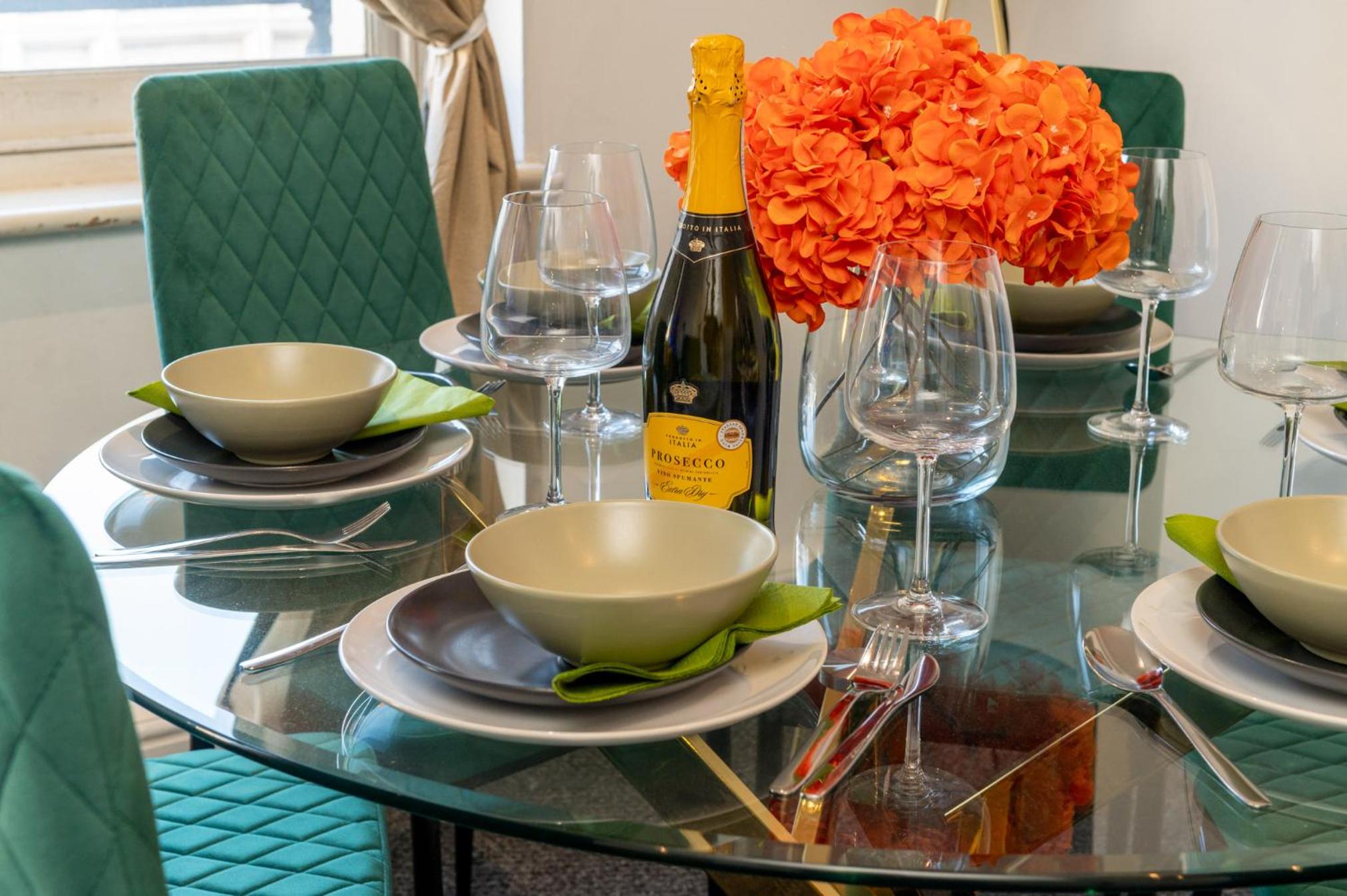 1BR & 2BR Apts By LiveStay Short Lets & Serviced Accommodation London With Free Wifi